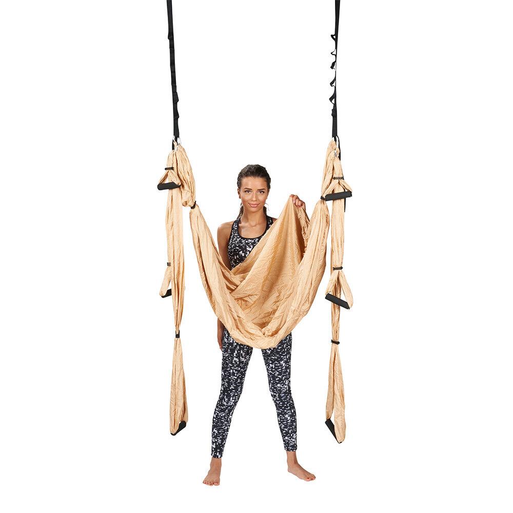 Aerial Yoga Tuch Impulso mit Model Präsentation des Yoga Tuch