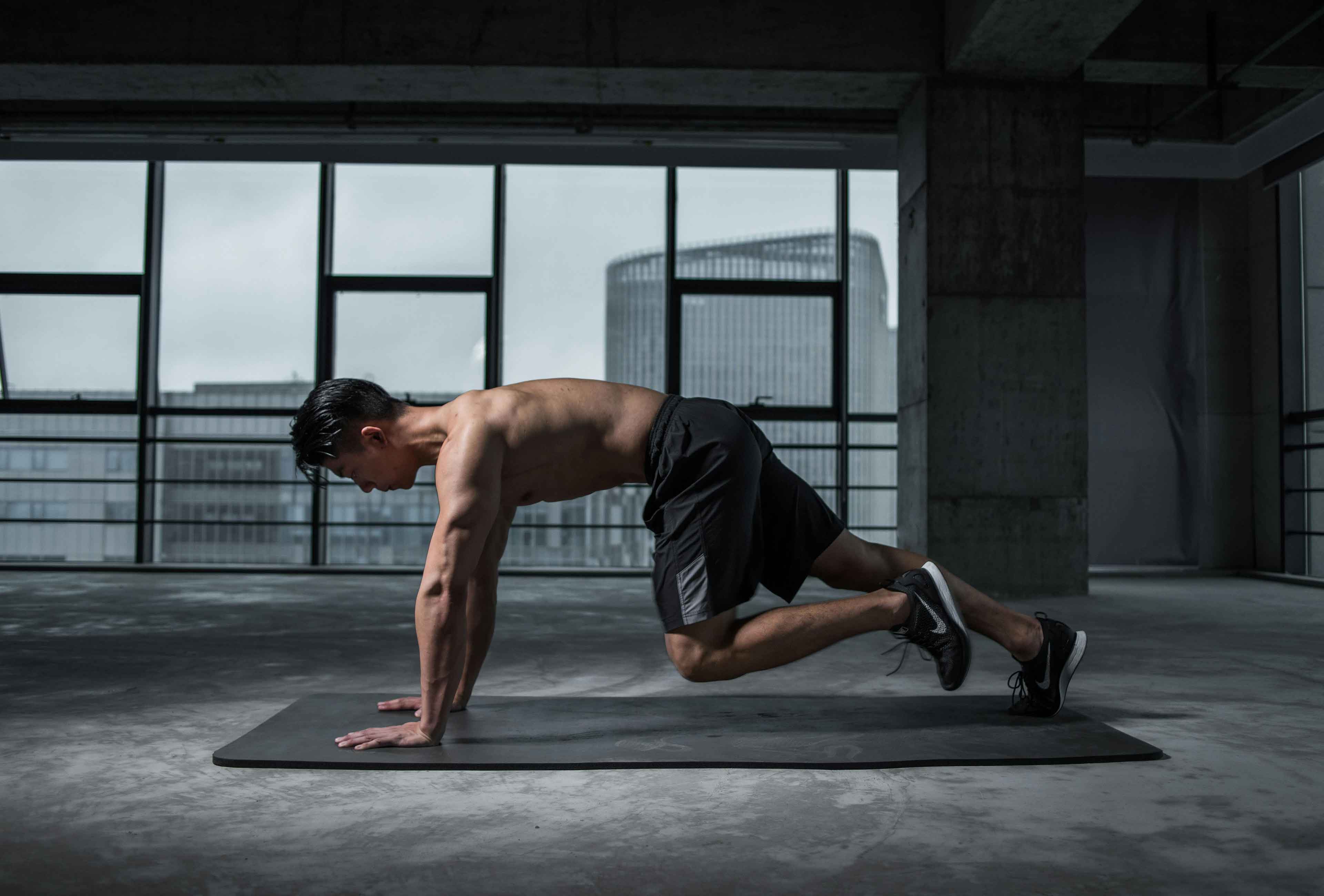 Gymnastikmatte mit Mann bei Trainingseinheit