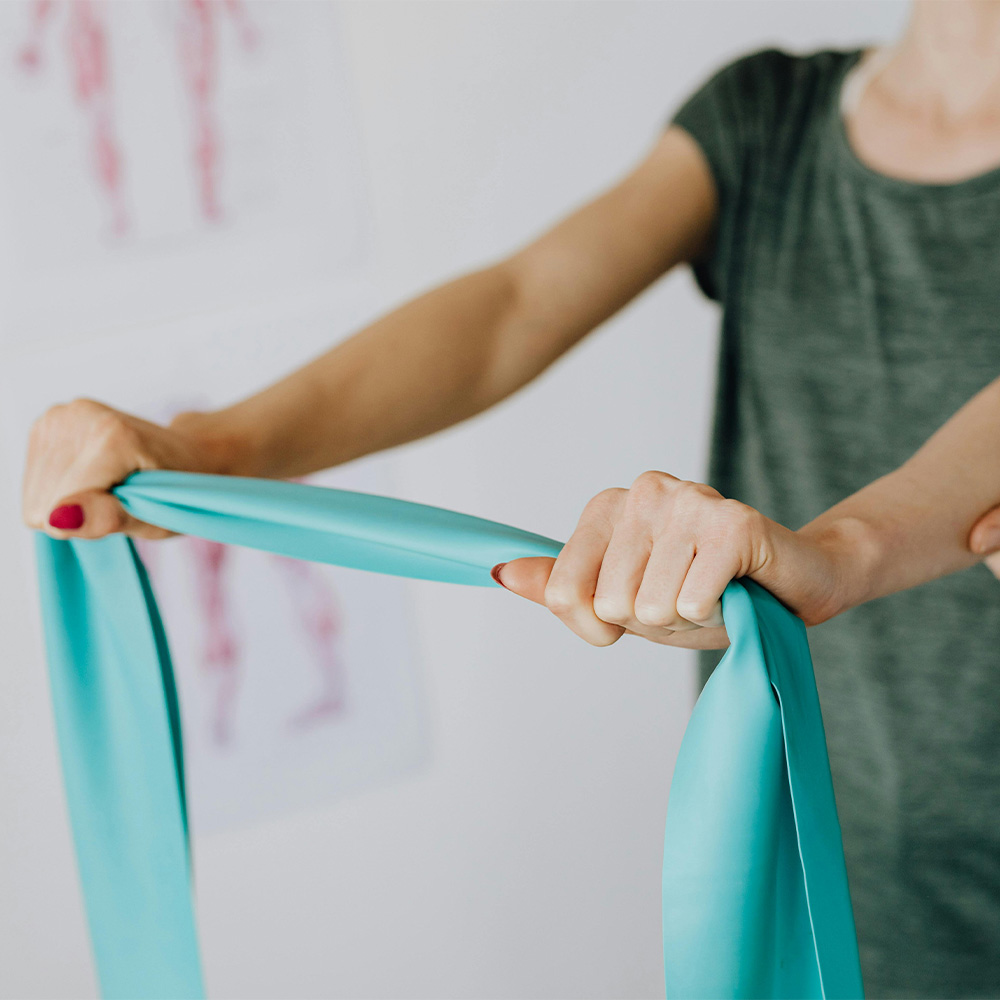 Frau bei Training mit Widerstandsband