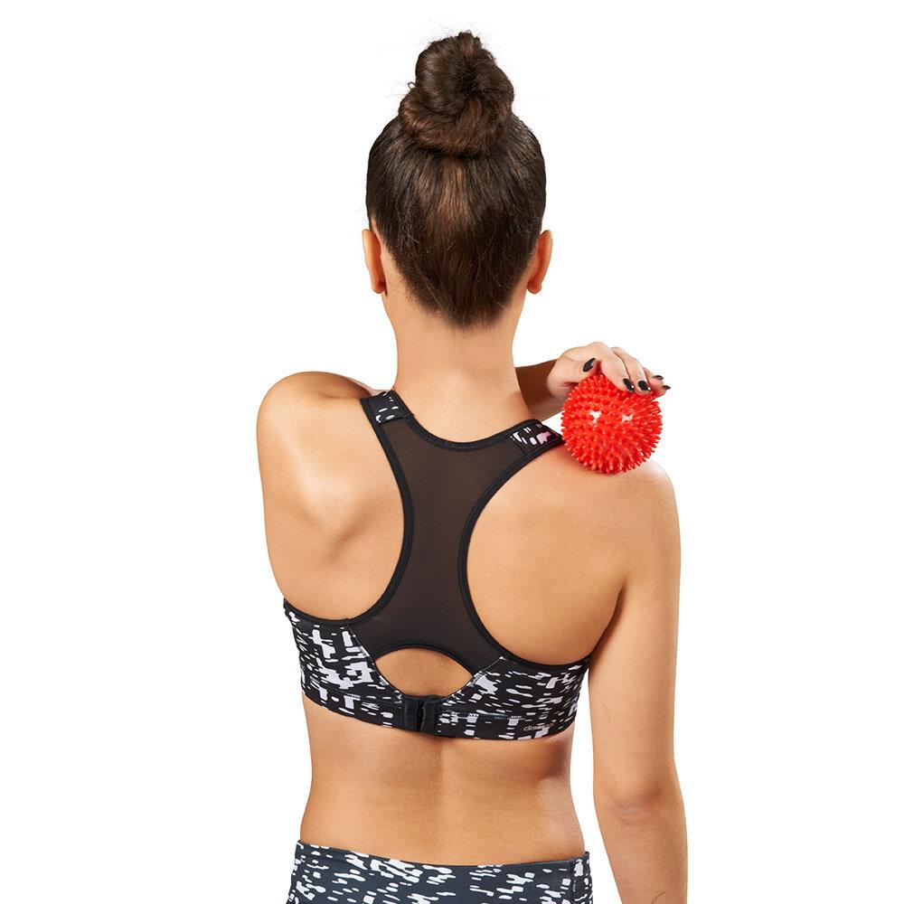 Igelball Massageball mit Model bei Schultermassage