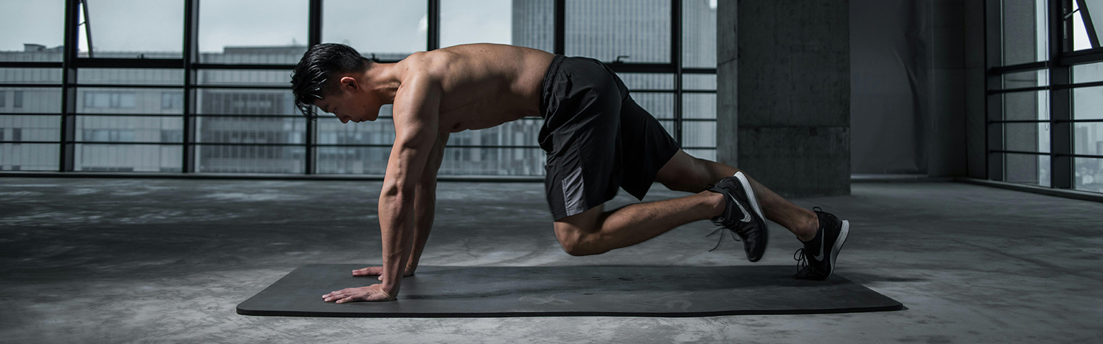 Gymnastikmatte mit Mann bei Übungen