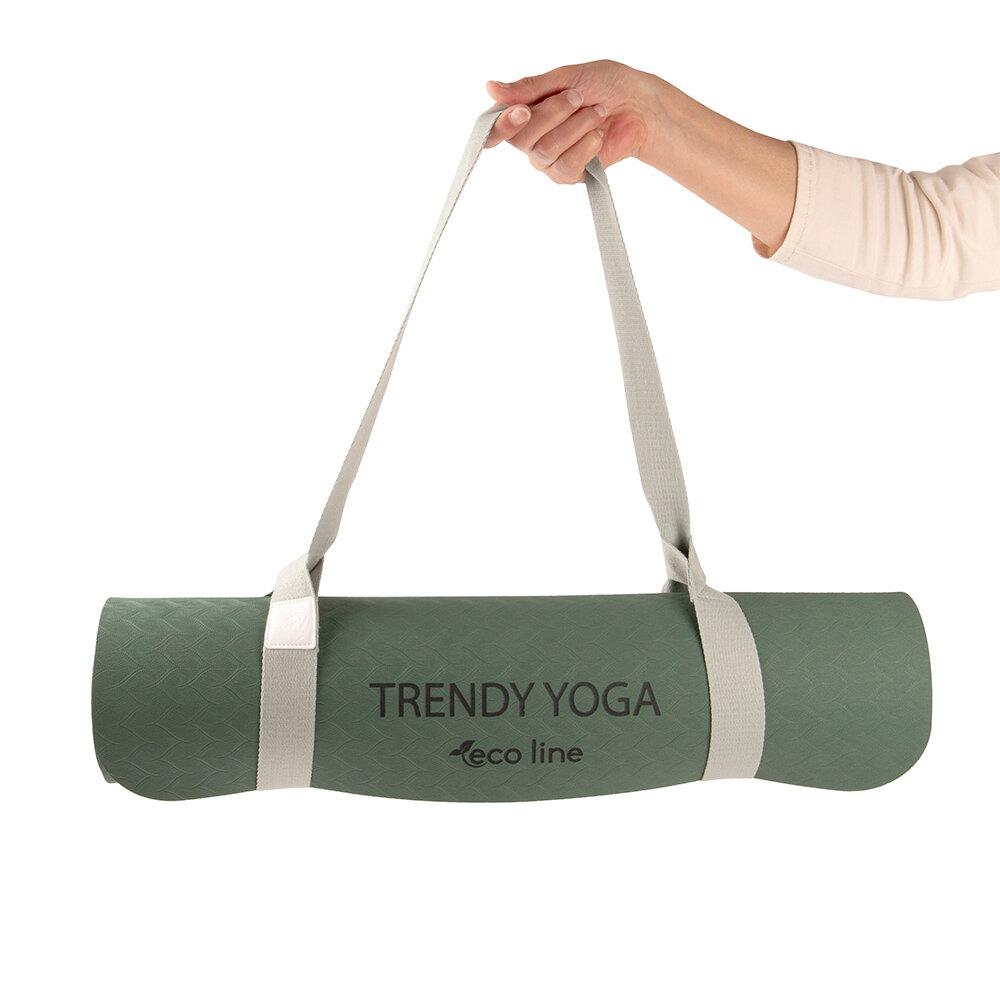Yogamatte YogaMat Eco Set mit Tragegurt und Model hält Matte