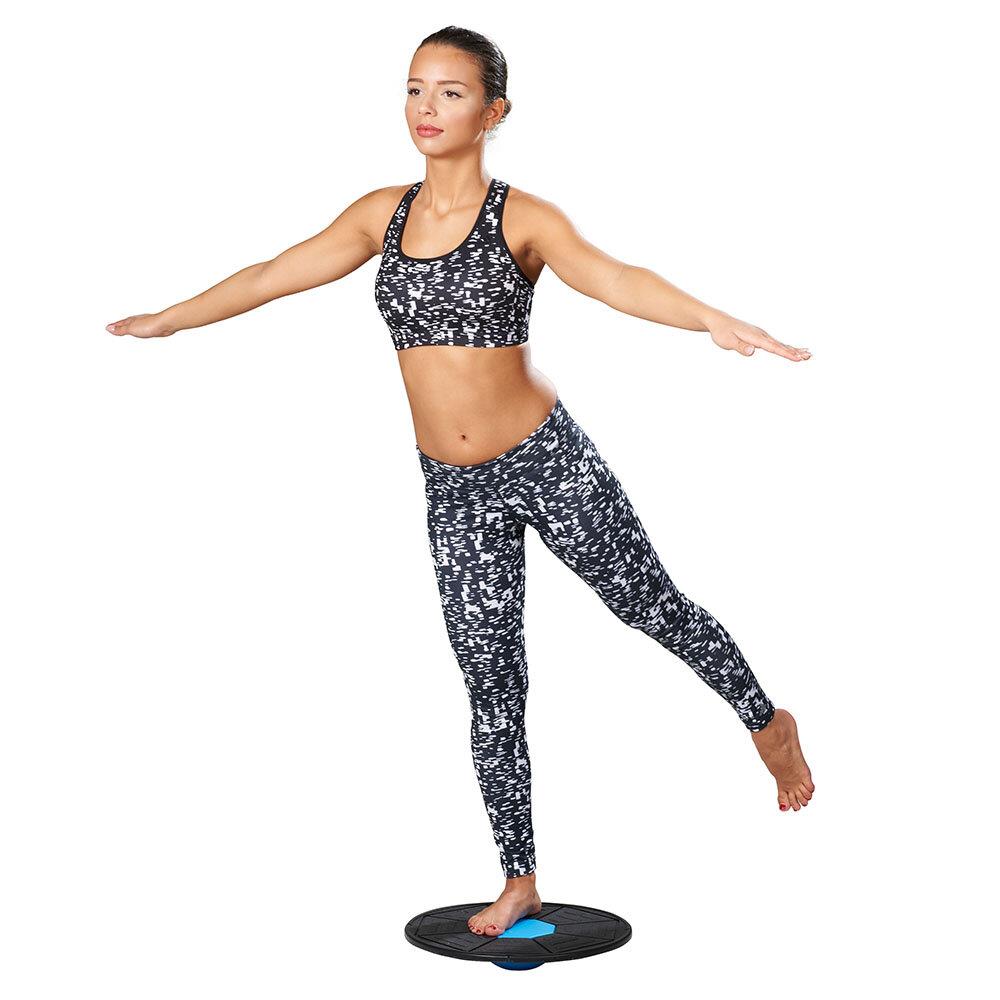 Balance Board BaMuSta Dois mit Model einbeinige Balanceübung