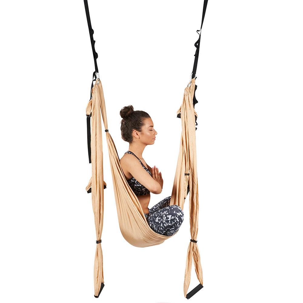 Aerial Yoga Tuch Impulso mit Model sitzend im Tuch
