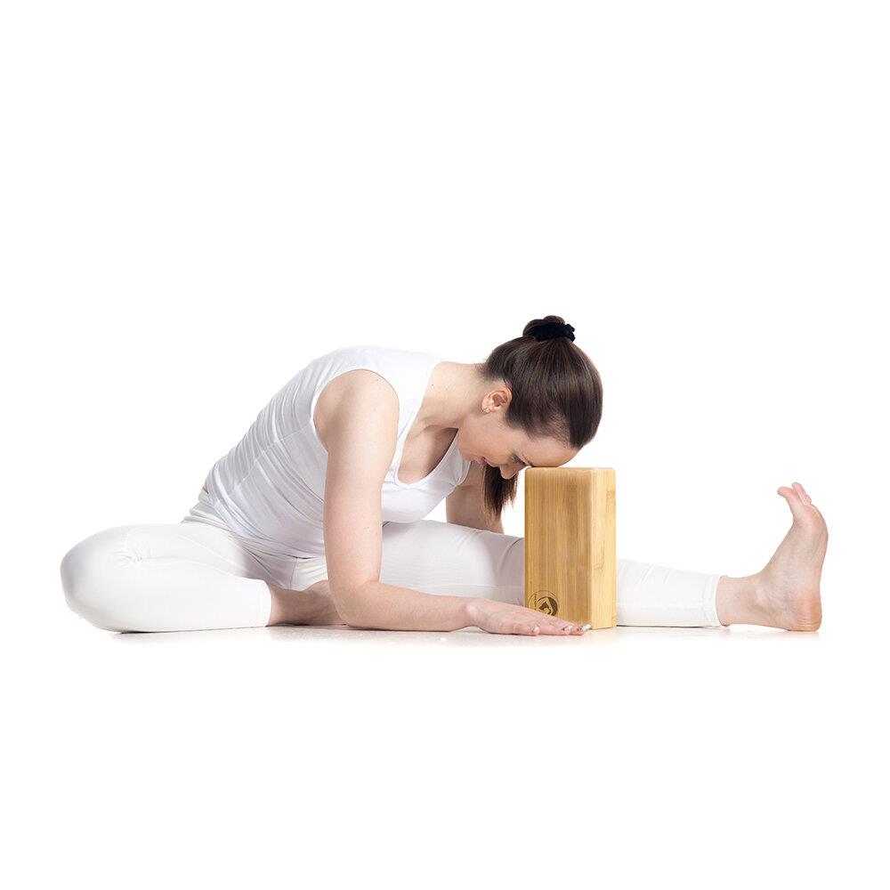 Yoga Block Bambus mit Model trainieren