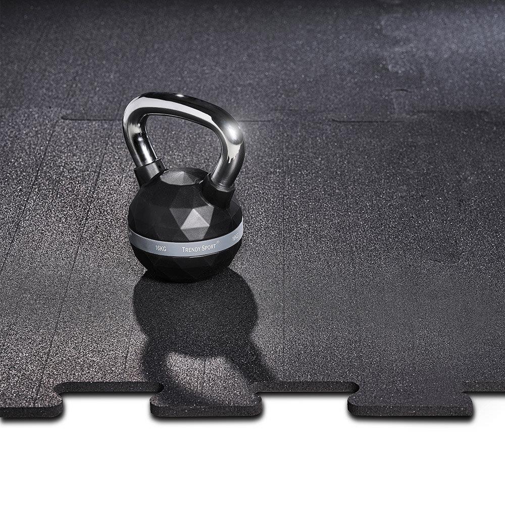 Bodenschutzmatte Gummi Segura Puzzle Anthrazit detailaufnahme mit Kettlebell auf den Matten